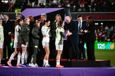 Las jugadoras del Real Madrid recogen las medallas de subcampeonas.