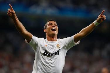 El portugués, máximo goleador histórico del Madrid, comenzó voraz: marcó siete goles en sus primeros cinco partidos, pero tuvo un parón tras el duodécimo. Si le quiere echar un pulso, Bellingham debe estar atento: en el 16º y en el 17º Cristiano marcó dos goles en cada uno. Sus nueve temporadas de blanco se saldaron con números de otra época: 451 goles en 438 números. Y, entre otros títulos, cuatro Champions.

