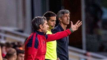 BARAKALDO (BIZKAIA), 05/08/2022.- El entrenador del Athletic, Ernesto Valverde (i), y de la Real Sociedad, Imanol Alguacil (d), durante la Euskal Herria Txapela que se disputa hoy viernes en el estadio de Lasesarre, en Barakaldo. EFE/Javier Zorrilla