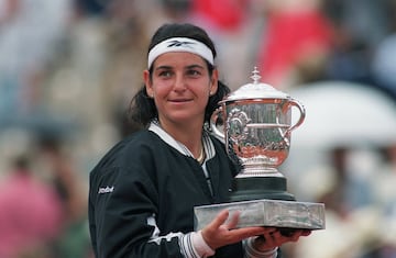 Tras 17 años de sequía en cuanto a títulos individuales españoles en Roland Garros, emergió la figura de Arantxa Sánchez Vicario (Barcelona, 48 años), la impulsora de las nueves generaciones que dominarían durante años el tenis sobre tierra batida. Un terremoto sobre la pista, Arantxa plantó cara en una de las épocas más brillantes del tenis femenino. En 1989, con 17 años, levantó su primer trofeo en París. En la final pudo con la mismísima Steffi Graf, número uno del mundo (7-6 (6), 3-6 Y 7-5). Más tarde, repitió éxitos en 1994 (le quitó el título a Pierce) y 1998 (a Seles).