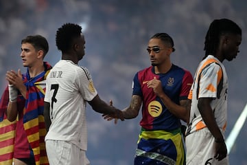 Raphinha saluda a Vinicius, rivales pero compa?eros en la seleccin brasile?a