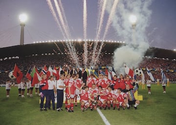 Dinamarca no logró clasificarse para disputar la Eurocopa de 1992 en Suecia, pero la guerra de Yugoslavia dejó una plaza libre y los daneses fueron invitados a última hora. Möller Nielsen, el seleccionador, tuvo que hacer una convocatoria de urgencia y llamar a jugadores que estaban de vacaciones y llevaban tres semanas sin entrenar. En el primer torneo internacional en el que los jugadores llevaron su nombre en la espalda, Dinamarca dejó fuera en el grupo a Francia e Inglaterra, eliminó por penaltis a Países Bajos en semifinales y derrotó 2-0 a Alemania en la gran final. 