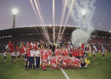 Dinamarca no logró clasificarse para disputar la Eurocopa de 1992 en Suecia, pero la guerra de Yugoslavia dejó una plaza libre y los daneses fueron invitados a última hora. Möller Nielsen, el seleccionador, tuvo que hacer una convocatoria de urgencia y llamar a jugadores que estaban de vacaciones y llevaban tres semanas sin entrenar. En el primer torneo internacional en el que los jugadores llevaron su nombre en la espalda, Dinamarca dejó fuera en el grupo a Francia e Inglaterra, eliminó por penaltis a Países Bajos en semifinales y derrotó 2-0 a Alemania en la gran final. 