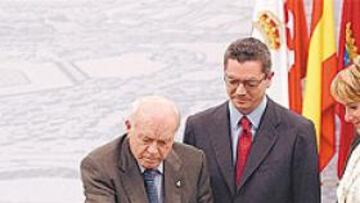<B>MOMENTO HISTÓRICO</B>. Di Stéfano echa cemento sobre la primera piedra de la Ciudad del Real Madrid.