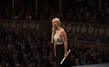 Lindsey Vonn saluda al público del Teatro Campoamor.