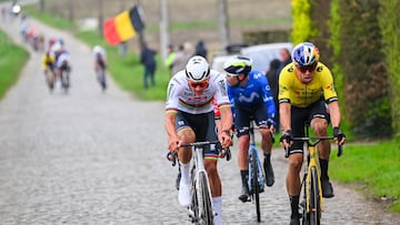 Los ciclistas Mathieu van der Poel y Wout van Aert compiten durante la E3 Harelbeke 2024.