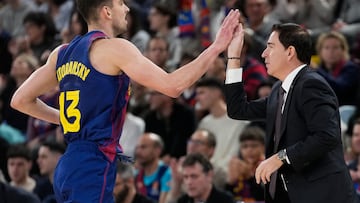 BARCELONA, 21/12/2025.- El jugador del Barça Thomas Satoransky (i) saluda a su entrenador Xavi Pascual (d) durante el partido correspondiente a la décimo quinta jornada de la fase regular de la LIGA ENDESA entre el Barça y el Joventut Badalona. EFE/Enric Fontcuberta.