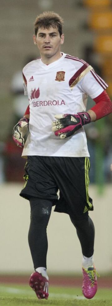 La Roja entreno en el nuevo estadio de Malabo repleto de seguidores que querían ver a nuestros internacionales. Casillas fue de los más aclamados.