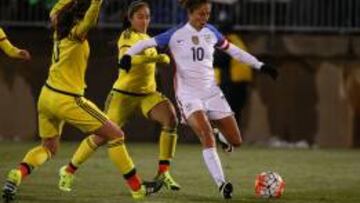 Carli Lloyd (der), actual Bal&oacute;n de Oro, fue una de las mejores del partido.