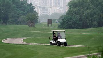 Golfista hace magia y saca pieza de jenga con tiro perfecto