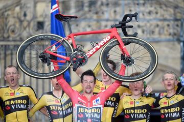 Primoz Roglic celebra con su equipo, Jumbo, la victoria de La Vuelta 2021.