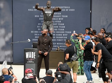 Oscar León y Omri Amrany, han sido los autores de la estatua de Wade que estará a las afueras del pabellón de los Miami Heat. En la imagen se puede ver al exjugador haciendo una famosa celebración después de anotar un lanzamiento ganador, señalando el parqué como queriendo decir "esta es mi casa". Wade jugó en Miami 15 temporadas ganando tres anillos (2006, 2012 y 2013), siendo MVP de la final en el primero, fue 13 veces All Star y estuvo en ocho ocasiones en los mejores quintetos de la NBA. El año pasado fue incluido en el Hall of Fame.