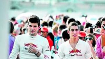 <b>ÍDOLOS. </b>Alguersuari, con su compañero Buemi, en Abu Dhabi.