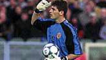 <B>TITULAR EN LA SELECCIÓN.</B> Ya no habrá debate en Corea, con la baja de Santiago Cañizares, Iker Casillas será el portero titular de la selección española salvo contratiempo de última hora.