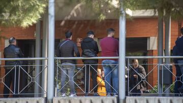 Imagen de familiares y amigos de fallecidos en el Tanatorio Sur de Madrid.