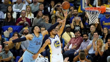 JGM13. OAKLAND (ESTADOS UNIDOS), 06/11/2018.- El base de los Memphis Grizzlies Dillon Brooks (i) intenta bloquear el tiro a canasta del base Stephen Curry (c) de los Golden State Warriors durante el partido de la NBA que enfrent&oacute; a los Memphis Grizzlies y los Golden Warriors en el Oracle Arena en Oakland, California (Estados Unidos), el 5 de noviembre de 2018. EFE/ John G. Mabanglo PROHIBIDO SU USO A SHUTTERSTOCK