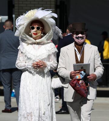 Aficionados a la hípica en el Churchill Downs de Kentucky durante la Kentucky Oaks.