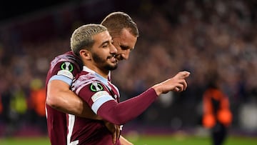 Saïd Benrahma y Tomas Soucek, jugadores del West Ham, celebran el gol del argelino ante el AZ Alkmaar.