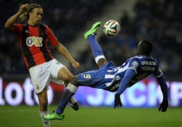 Chilena del delantero colombiano con el Oporto ante el Olhanense en 2013.  