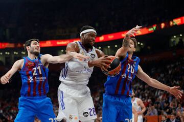 Guerschon Yabusele entre Álex Abrines y Nicolás Laprovittola.