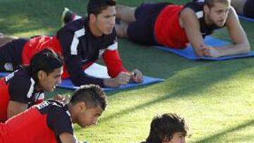 <b>CON EL PRIMER EQUIPO. </b>Óliver, en el suelo, en el entrenamiento de ayer en el Cerro del Espino.