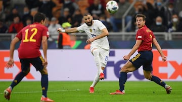 MILAN, ITALY - OCTOBER 10: Karim Benzema of France scores their side&#039;s first goal whilst under pressure from Cesar Azpilicueta of Spain during the UEFA Nations League 2021 Final match between Spain and France at San Siro Stadium on October 10, 2021 i