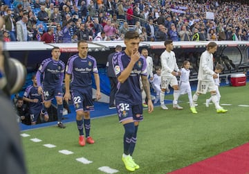 Real Madrid and Valladolid make their way out onto the pitch.