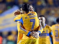 AME7617. SAN NICOLÁS DE LOS GARZA (MÉXICO), 11/12/2025.- Angel Correa (adelante) y Angre Gignac de Tigres celebran un gol este jueves, durante un partido entre Tigres y Toluca por la final de ida del Torneo Apertura 2025 en el estadio Universitario de la UANL, en San Nicolás de Los Garza (México). EFE/ Miguel Sierra