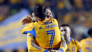 AME7617. SAN NICOLÁS DE LOS GARZA (MÉXICO), 11/12/2025.- Angel Correa (adelante) y Angre Gignac de Tigres celebran un gol este jueves, durante un partido entre Tigres y Toluca por la final de ida del Torneo Apertura 2025 en el estadio Universitario de la UANL, en San Nicolás de Los Garza (México). EFE/ Miguel Sierra