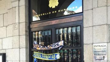 La puerta del Ayuntamiento de Ourense, con bolis y bufandas del equipo de baloncesto de la ciudad que llevaron sus aficionados.