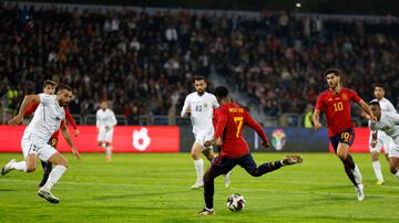 El delantero español, Ansu Fati, marca el 0-1 para la selección española. 
