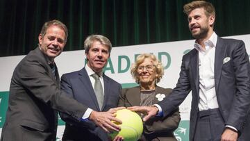 Kelly Fairweather, Ángel Garrido, Manuela Carmena y Gerard Piqué posan en la presentación de Madrid como sede de la fase final de la Copa Davis de 2019 y 2020.