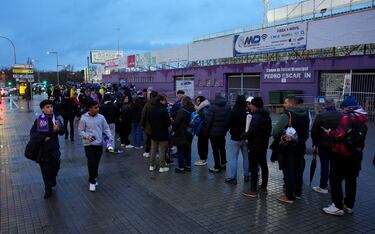 Los seguidores del Guadalajara en las inmediaciones del estadio. El partido se retrasa media hora debido a la inspección de los técnicos del Ayuntamiento de la grada alta del estadio.