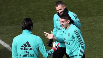 GRAF3446. MADRID, 17/02/2018.- El portero costarricense del Real Madrid, Keylor Navas (i), conversa con el francés Karim Benzemá (c) y el croata Mateo Kovacic (d), durante el entrenamiento realizado esta mañana en la Ciudad Deportiva