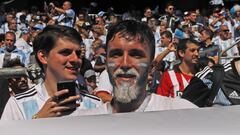 Seguidor argentino con un retrato de Lionel Messi. 