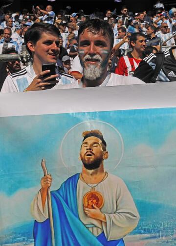 Seguidor argentino con un retrato de Lionel Messi. 