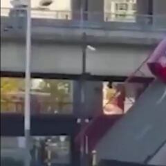 Un coche se queda atascado en mitad de un puente levadizo y el final es el que cabía esperar