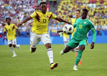 Samara (Russian Federation), 28/06/2018.- Yerry Mina de Colombia (L) disputa el balón con M'Baye Niang de Senegal