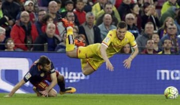 El defensa del FC Barcelona Jordi Alba y el defensa del Sporting de Gijón Ognjen Vranjes