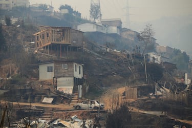 Se muestran los restos de una casa quemada tras la propagación de incendios forestales que afectaron a muchas partes de la región de Valparaíso, en Viña del Mar, Chile. 