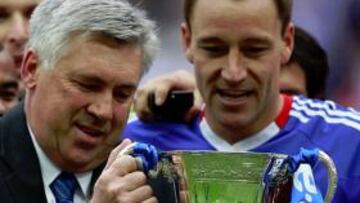 Carlo Ancelotti con la Copa de Inglaterra, que certifica su doblete al frente del Chelsea.