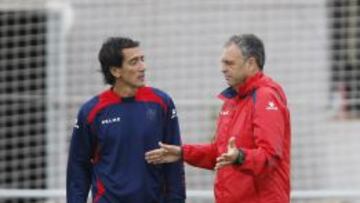 Caparr&oacute;s conversa con Pedro R&iacute;os durante un entrenamiento.