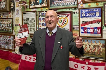 Rafael posa con el libro de "Los orígenes del Rayo" de Jiménez Mancha.