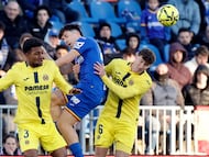 Villarreal's US defender #03 Alexander Freeman, Getafe's Spanish forward #23 Adrian Liso and Villarreal's Spanish defender #06 Pau Navarro vie for a header during the Spanish league football match between Getafe CF and Villarreal CF at Coliseum Alfonso Perez Stadium in Getafe on February 14, 2026. (Photo by Oscar DEL POZO / AFP)