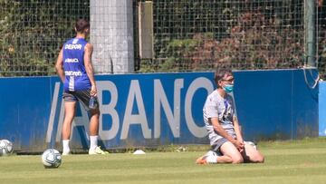 Fernando V&aacute;zquez, durante el entrenamiento del Deportivo tras la derrota frente al Extremadura.