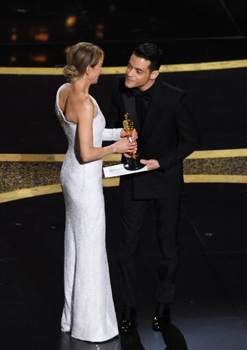 Rami Malek entrega el premio a Renée Zellweger por 'Judy'.