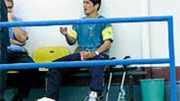 <B>CON MULETAS</B>. El delantero Orlando sufre una inflamación de ligamentos en el tobillo derecho.