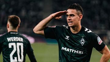 Rafael Santos Borré en un partido de Werder Bremen.