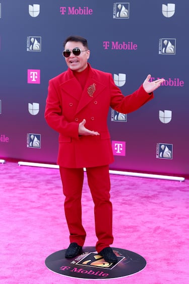 Óscar Petit posa en la alfombra roja de los premios 'Lo Nuestro'.