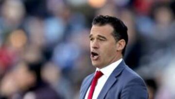 El entrenador del Getafe, Luis García, da instrucciones a sus jugadores.